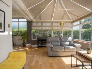 TV - Brambles Spacious Home Sleeps 8 Legoland Windsor in 5mins - Pass the Keys (Windsor)