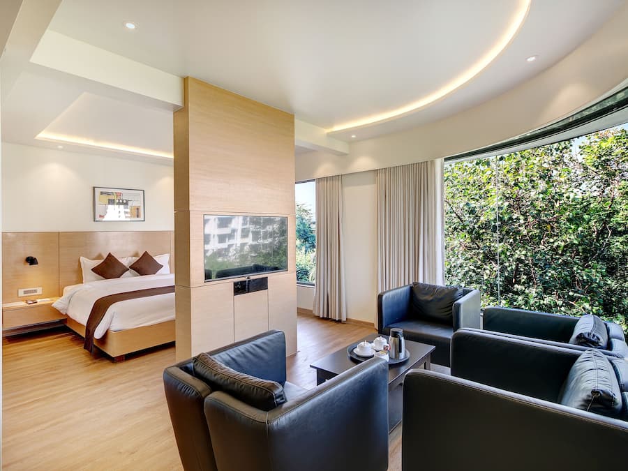 Luxury Double Room | In-room safe, desk, soundproofing, iron/ironing board