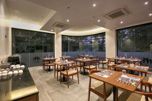 Restaurant - Hotel Mumbai House Ghansoli (Navi Mumbai)