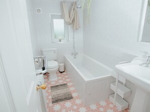 A bathroom with a toilet, bathtub, and sink. - Perfect for exploring the Wolds and Lincoln - Pass the Keys (Market Rasen)