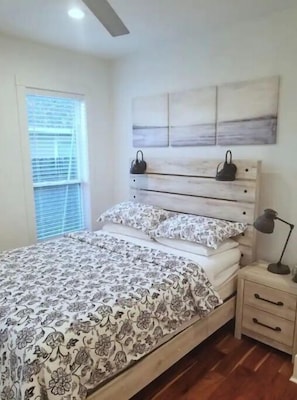 2 bedrooms, in-room safe, iron/ironing board, WiFi - Quaint Heights Home (Houston)