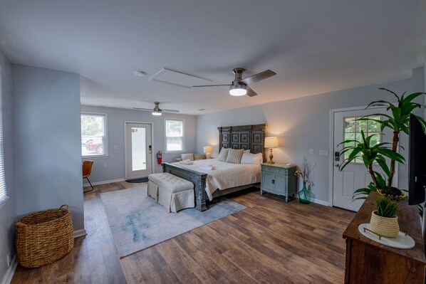 5 bedrooms, desk, iron/ironing board, free WiFi