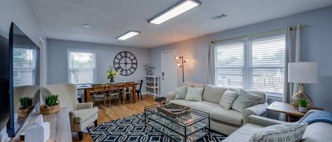 TV connectée, baby-foot, livres