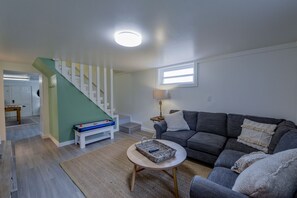 Smart TV, table football, books - Southern Jewel - Monthly and weekly rates available! (Northport)