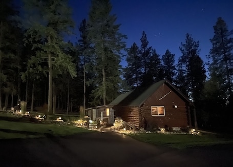 Exterior. Little Cabin in the Woods + Disk - Frisbee Golf