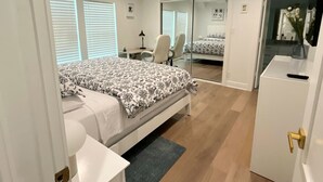 3 bedrooms, desk, iron/ironing board, free WiFi - Culdesac Heights Cottage with Enclosed Parking (Houston)