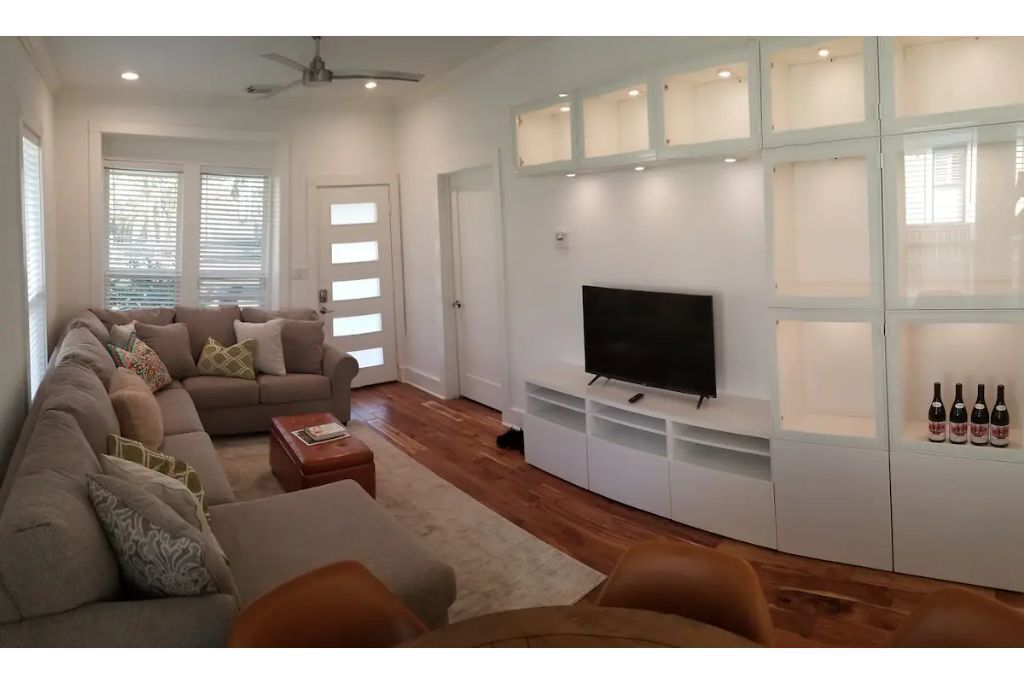 Culdesac Heights Cottage with Enclosed Parking