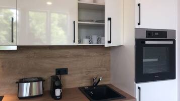 Kühlschrank, Mikrowelle, Wasserkocher mit Kaffee-/Teezubehör