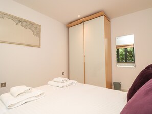 Cottage | 3 bedrooms, individually decorated, individually furnished, free WiFi - 6 Pottery Cottages (Dartmouth)