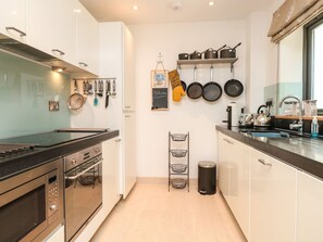 Cottage | Privékeuken | Een koelkast, een vaatwasser, een waterkoker, een broodrooster