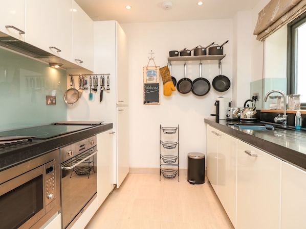Cottage | Private kitchen | Dishwasher, cookware/dishes/utensils