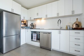 Fridge, microwave, stovetop, dishwasher