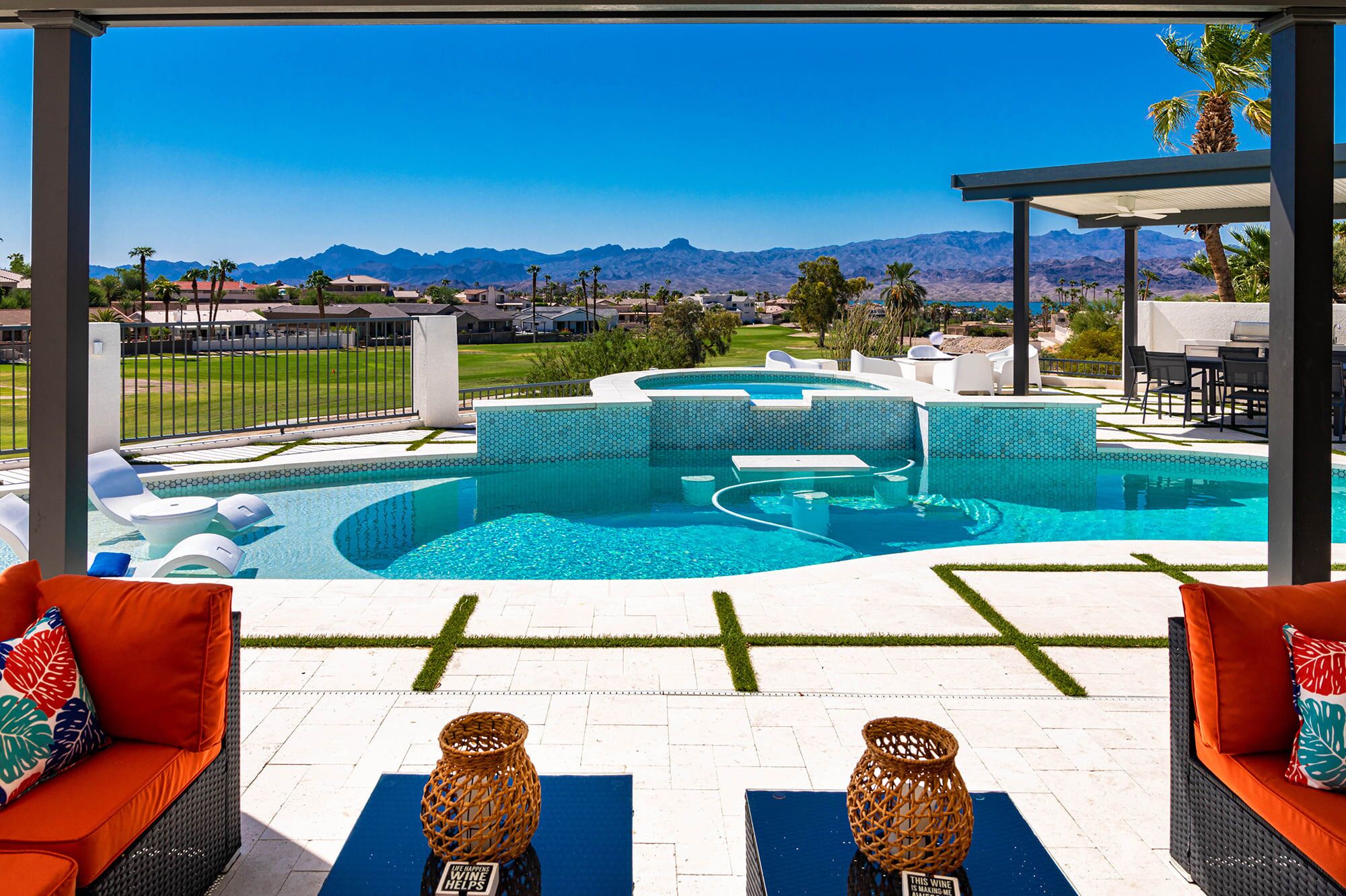 Designer Home + Heated Pool, Spa, PuttPutt + VIEWS