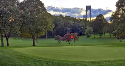 10 minutes walk to the park 8 minutes to restaurant and banks