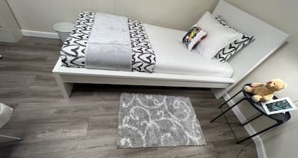 10 minutes walk to the park 8 minutes to restaurant and banks