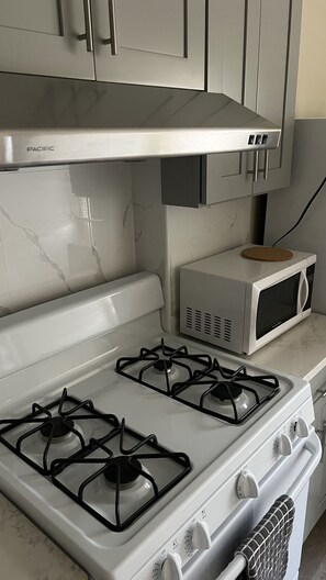 Refrigerador, microondas, horno y parrilla de estufa 