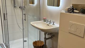 Duschwanne, Haartrockner, Handtücher, Seife