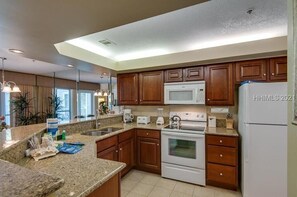 Private kitchen - 3Bed/3Bath Condo 400 yards from beach, free golf for 4 daily (Hilton Head Island)
