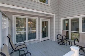 Terrace/patio - 3Bed/3Bath Condo 400 yards from beach, free golf for 4 daily (Hilton Head Island)