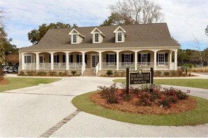 Exterior - 3Bed/3Bath Condo 400 yards from beach, free golf for 4 daily (Hilton Head Island)