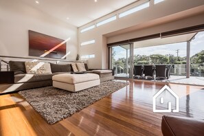 Smart TV, streaming services - The Cosmopolitan - Stay in the Heart of Sorrento (Sorrento)