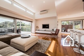 Smart TV, streaming services - The Cosmopolitan - Stay in the Heart of Sorrento (Sorrento)