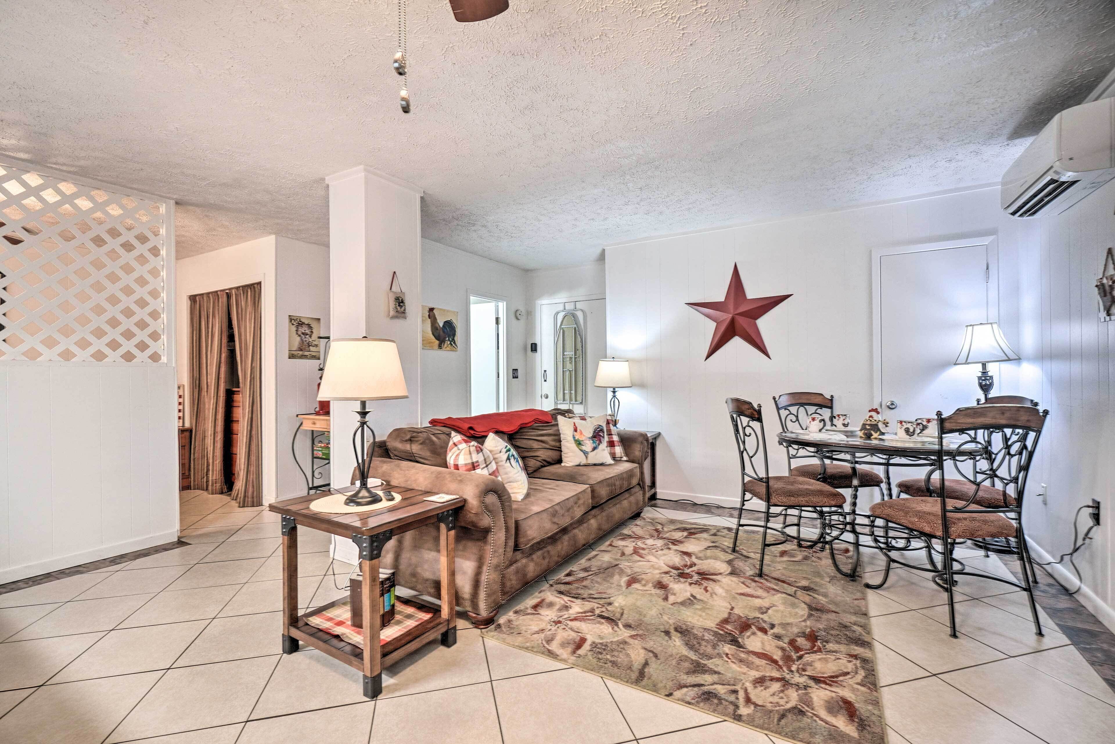 Guest-Ready Vacation Rental, Mins to Dtwn!