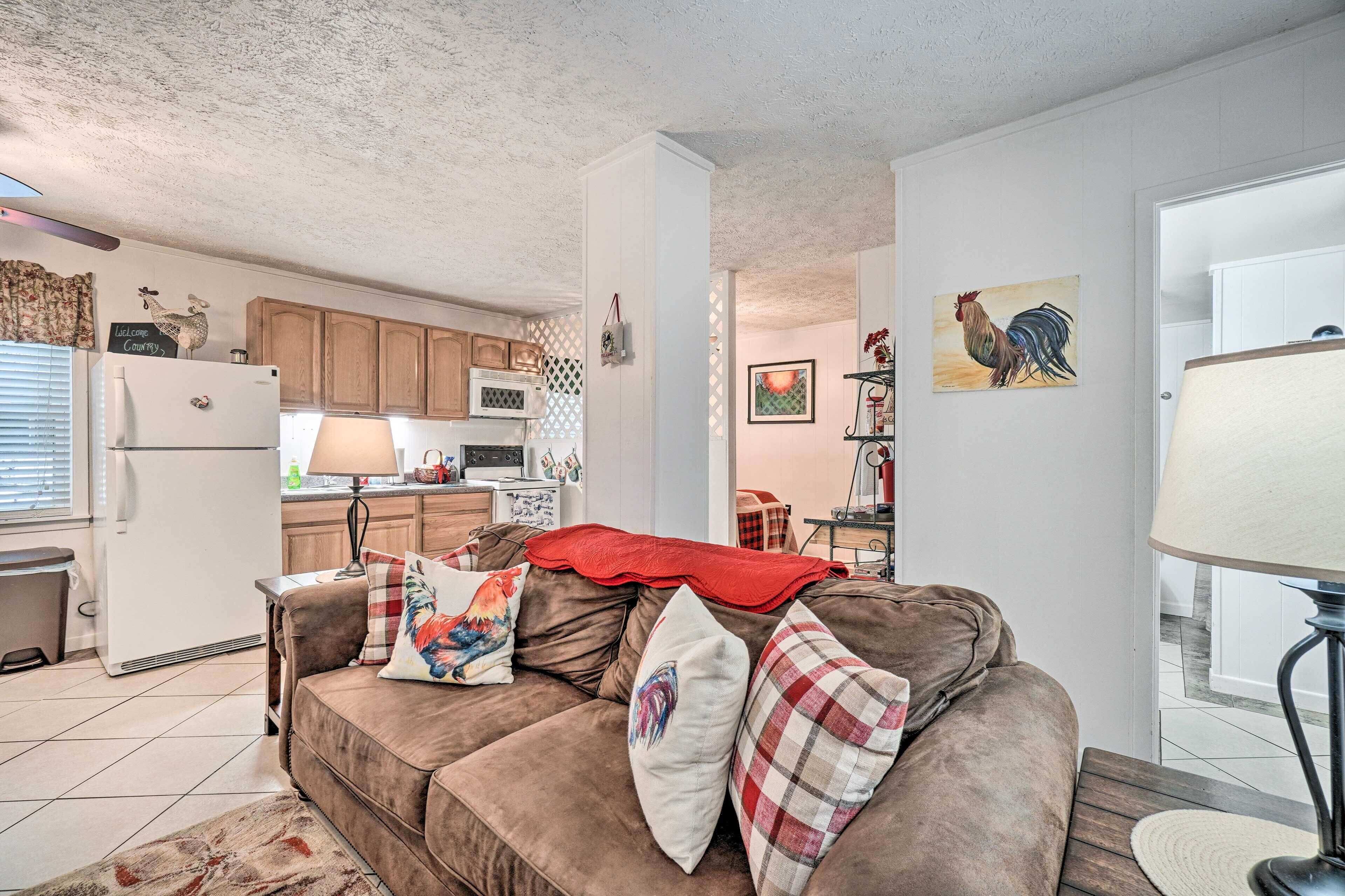 Guest-Ready Vacation Rental, Mins to Dtwn!