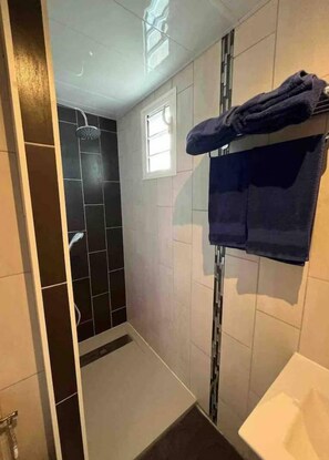 Douche, sèche-cheveux, serviettes fournies, savon
