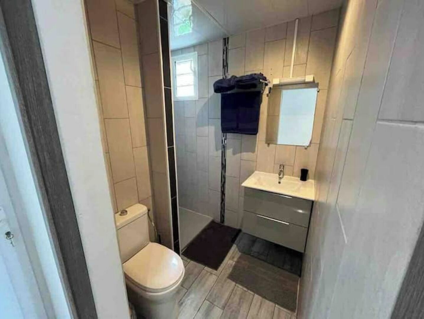 Douche, sèche-cheveux, serviettes fournies, savon