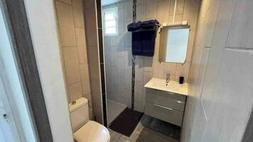 Douche, sèche-cheveux, serviettes fournies, savon