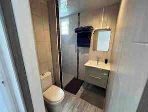 تجهيزات دش، مجففات شعر، مناشف، صابون