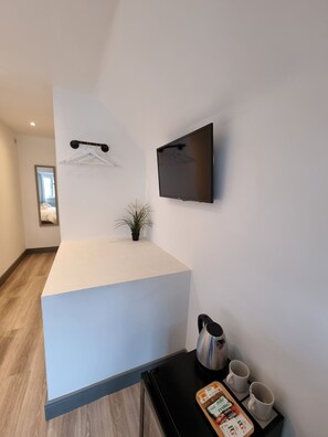 經典雙人房 | 迷你吧、隔音、免費 Wi-Fi、床單