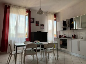 Kühlschrank, Ofen, Herdplatte, Wasserkocher mit Kaffee-/Teezubehör