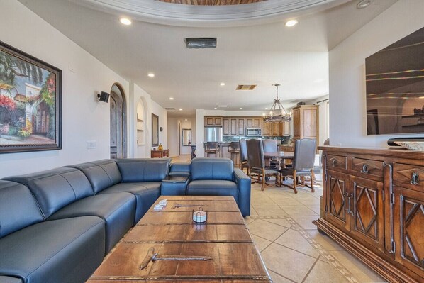 Een televisie, Netflix, streamingdiensten en een stereo