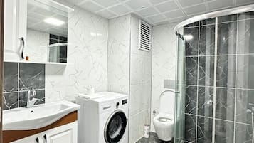 Economy Apartment, 1 Bedroom, Pets Allowed, Park View | Bathroom | Separate tub and shower, rainfall showerhead, eco-friendly toiletries