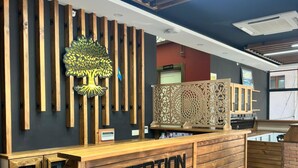 Una recepción con mostrador de madera y la palabra 'RECEPTION' escrita en él.