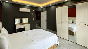 Un dormitorio moderno con cama, armario y espejo.