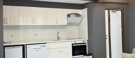 Frigobar, horno, placa de cocina, lavavajillas