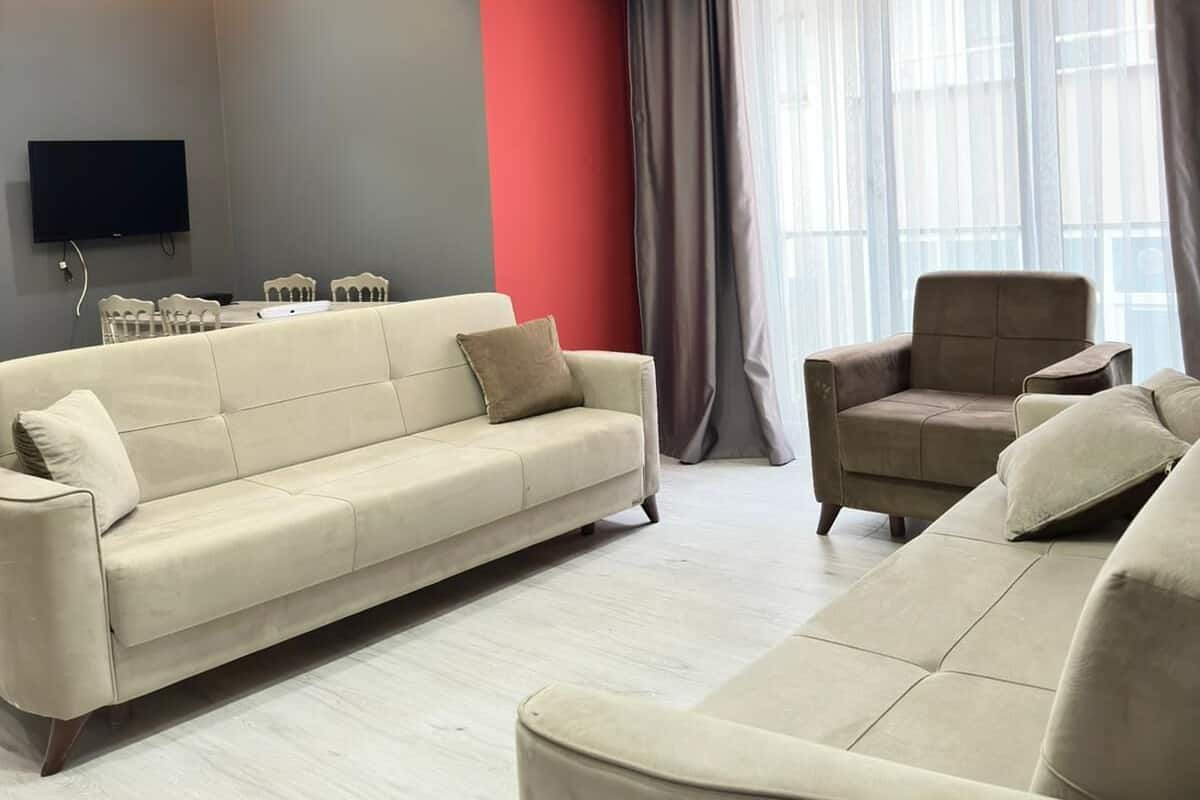 Familienapartment, 1 Schlafzimmer, Stadtblick | Wohnbereich | 81-Zoll-LCD-Fernseher mit Satellitenempfang, Fernseher, Netflix