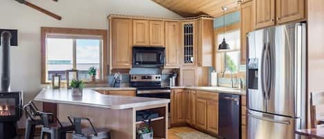 Frigorífico, microondas, horno y placa de cocina