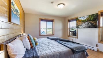 3 soverom, skrivebord, strykejern/-brett og reiseseng for barn