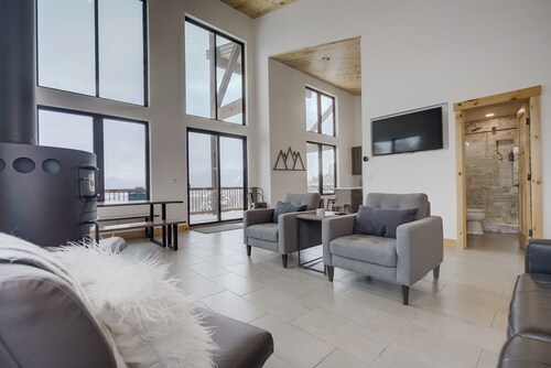 Scandinavian-Inspired Escape: Modern Cabin w/ Spa