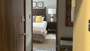 A hotel room with a bed, bedside table, lamp, and a phone. - Increible depto en la Condesa cama King Size (Ciudad de México)