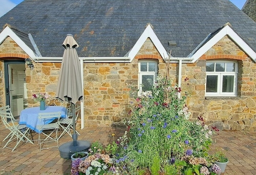 Cosy quiet cottage rural South Pembrokeshire