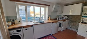 Frigorífico, microondas, horno y placa de cocina