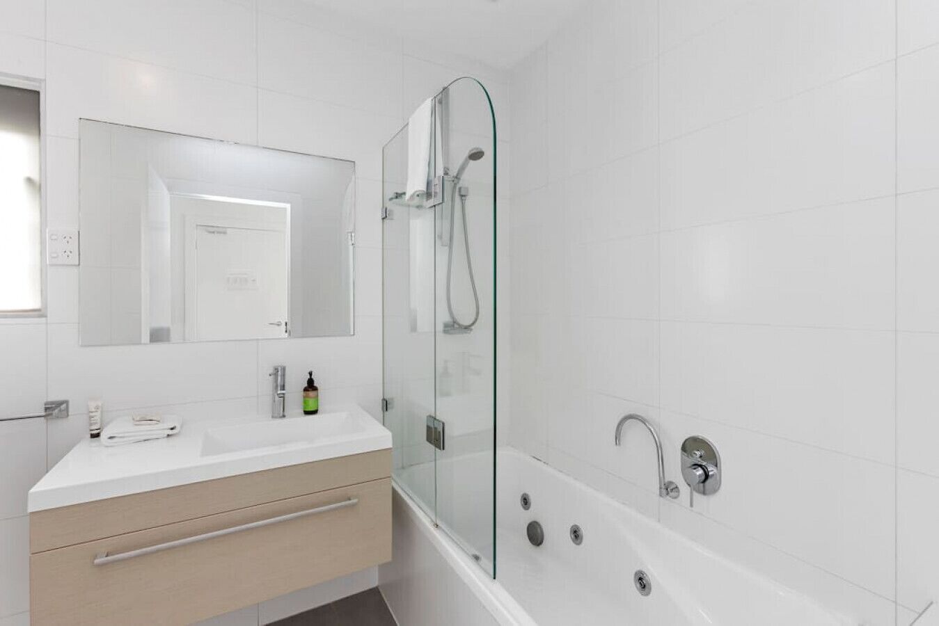 Apollo 13 Studio - Directly opposite beach