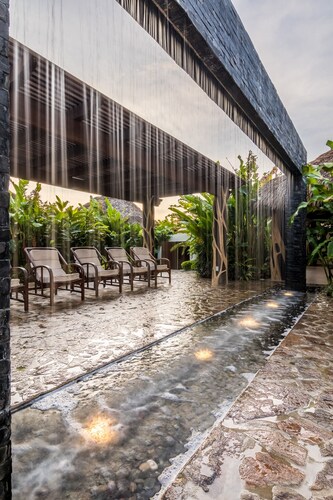 Gorgeous 3 Bedroom Beachfront Villa with Swim Up Bar