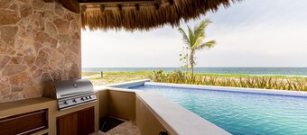 Gorgeous 3 Bedroom Beachfront Villa with Swim Up Bar