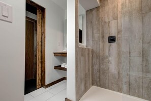 Standard Room, 1 King Bed | Bathroom | Shower, rainfall showerhead, free toiletries, hair dryer